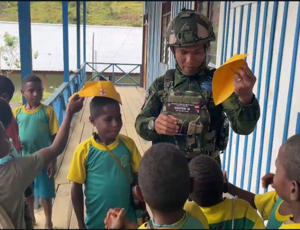 Prajurit TNI Ajarkan Kesehatan Gigi dan Tangan di Mbua